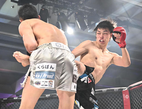 細川一颯（右）は大島渓太郎に蹴りを見舞う（撮影・滝沢徹郎）