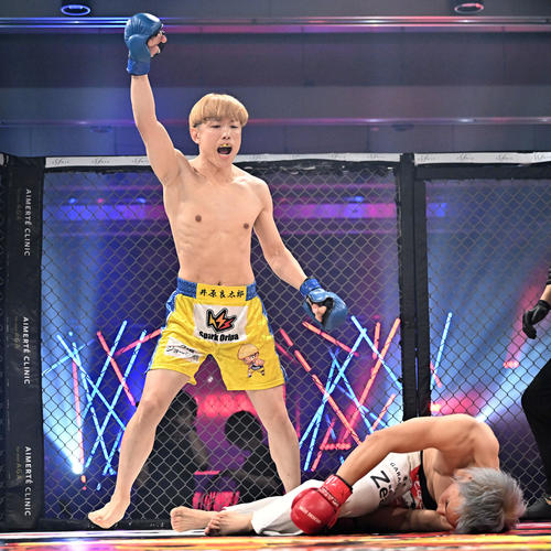 井原良太郎（左）はダンチメン・あつきにKO勝ちする（撮影・滝沢徹郎）