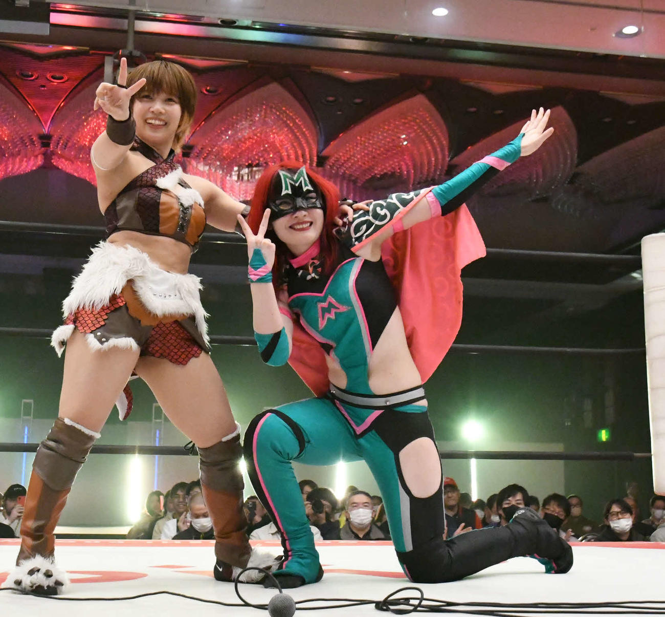 東京女子プロレス　勝利後、ポーズを決める中島翔子（左）とハイパーミサヲ（東京女子プロレス提供）