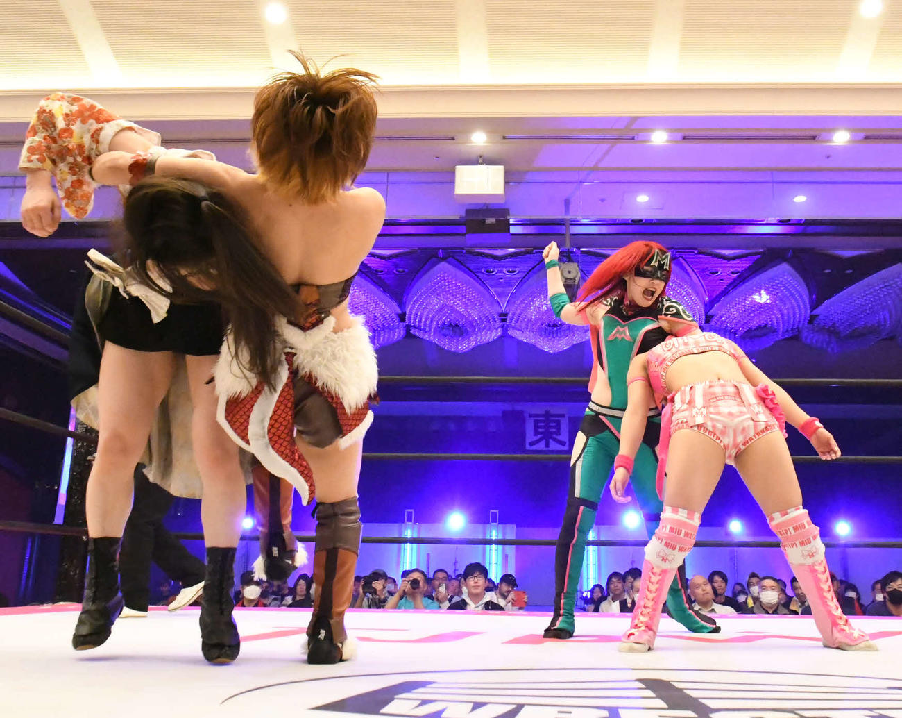 東京女子プロレス　連係技を決める、中島翔子（左から2人目）とハイパーミサヲ（同3人目）（東京女子プロレス提供）