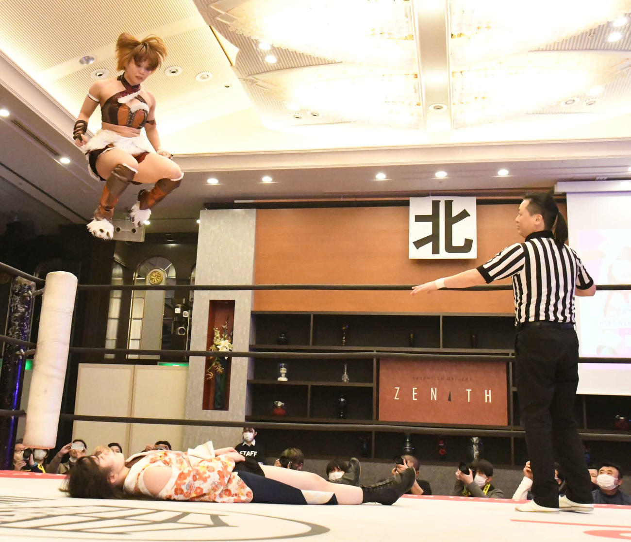 東京女子プロレス　宮本もかにダイビング・セントーンを決める、中島翔子（東京女子プロレス提供）