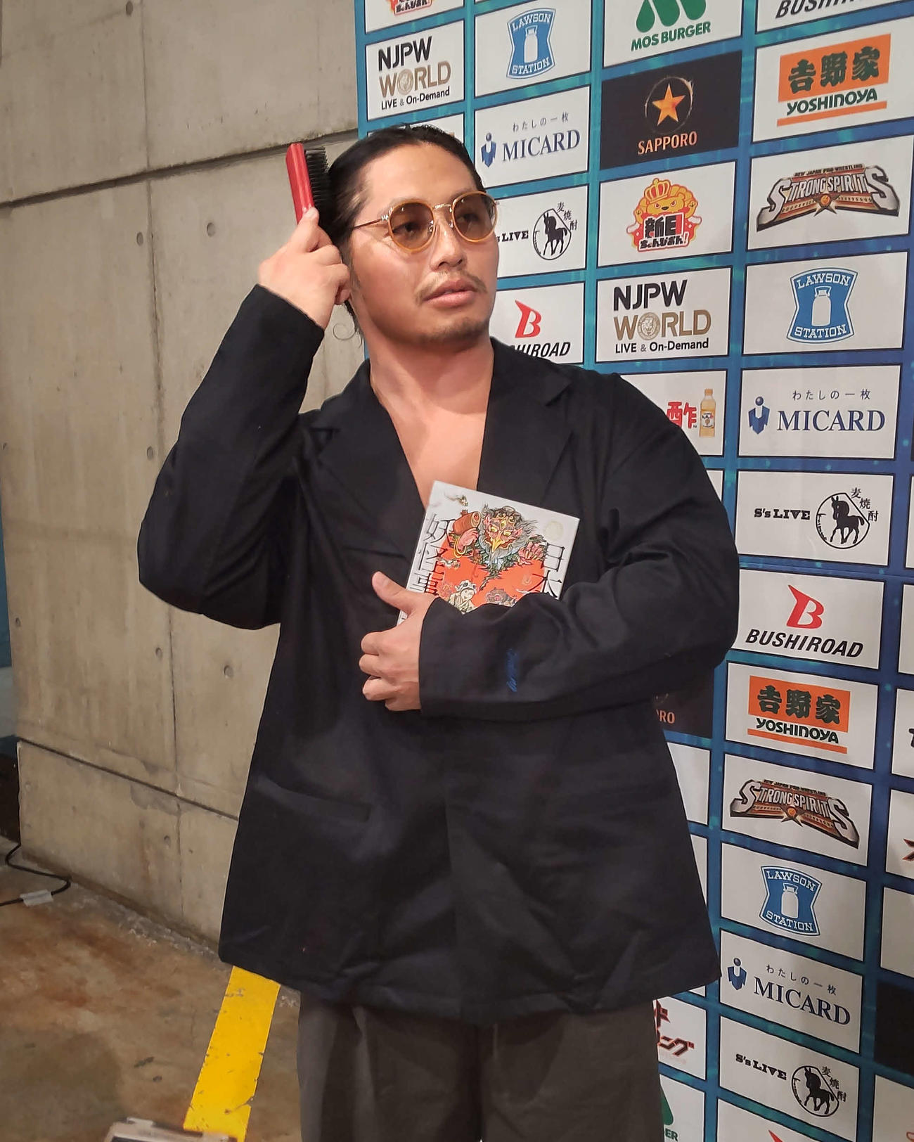 高橋ヒロムによく似たカマイタチのマネジャー、ミスター・タカハシは記者の質問を「ナンセンス」「エクセレント」の2つだけで分類した