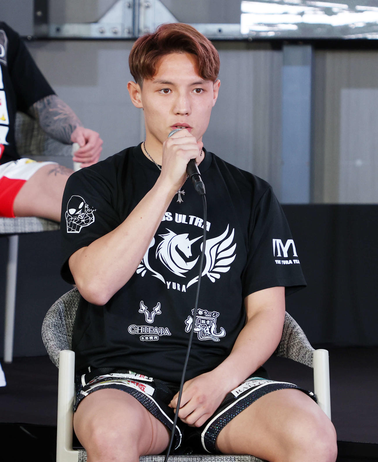 公開計量後、会見に臨むYURA（撮影・鈴木正人）