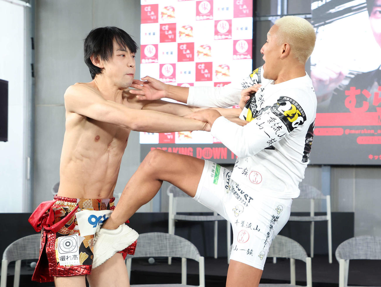 公開計量後、乱闘になるむらけん（左）とサカキマキオ（撮影・鈴木正人）
