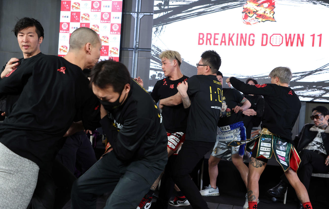 大阪と大宮の会見中、両軍入り乱れて乱闘が起こる（撮影・鈴木正人）