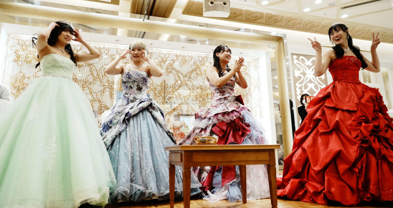 東京女子プロレス　ウエディングドレス姿で登場した左から鈴木志乃、遠藤有栖、渡辺未詩、辰巳リカ（東京女子プロレス提供）