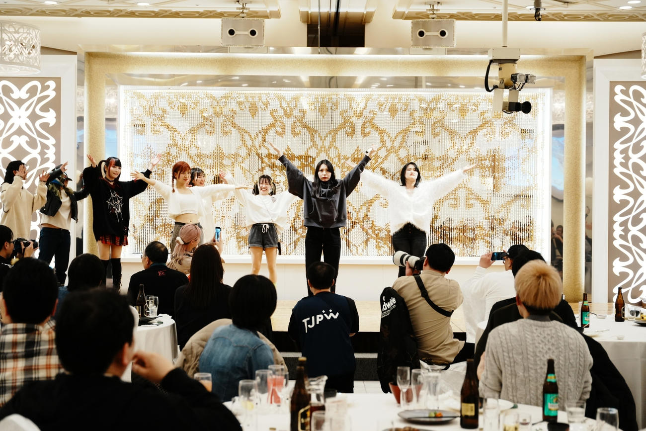 東京女子プロレス　ステージ上で盛り上げるリングアナの難波小百合（右から2人目）ら選手たち（東京女子プロレス提供）