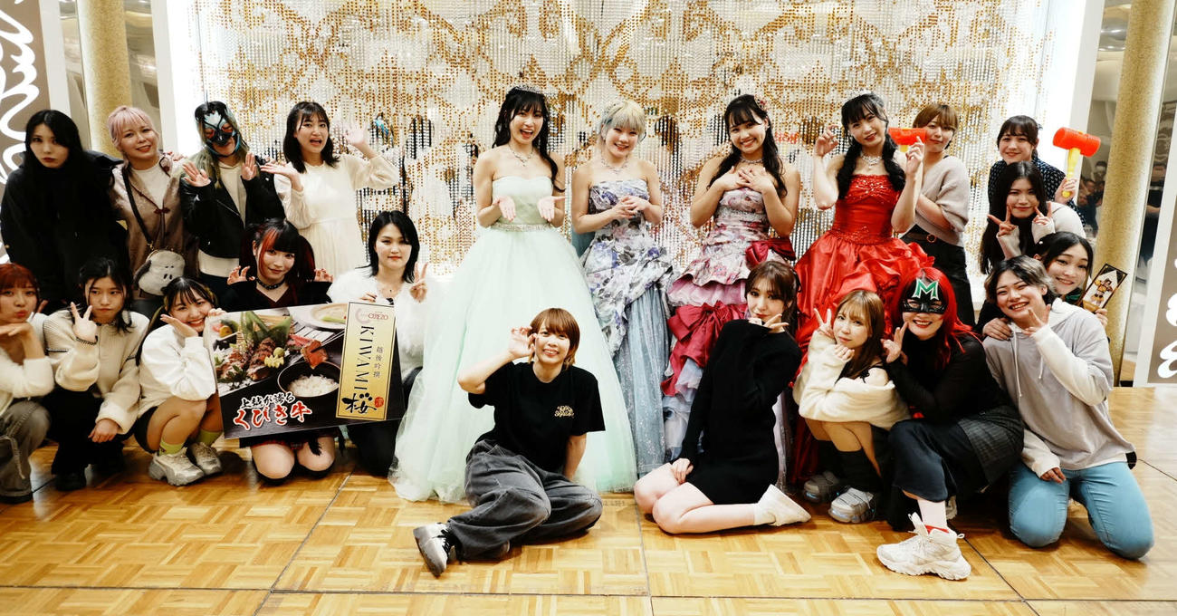 東京女子プロレス　試合後のファンミーティングで記念撮影をする選手たち（東京女子プロレス提供）