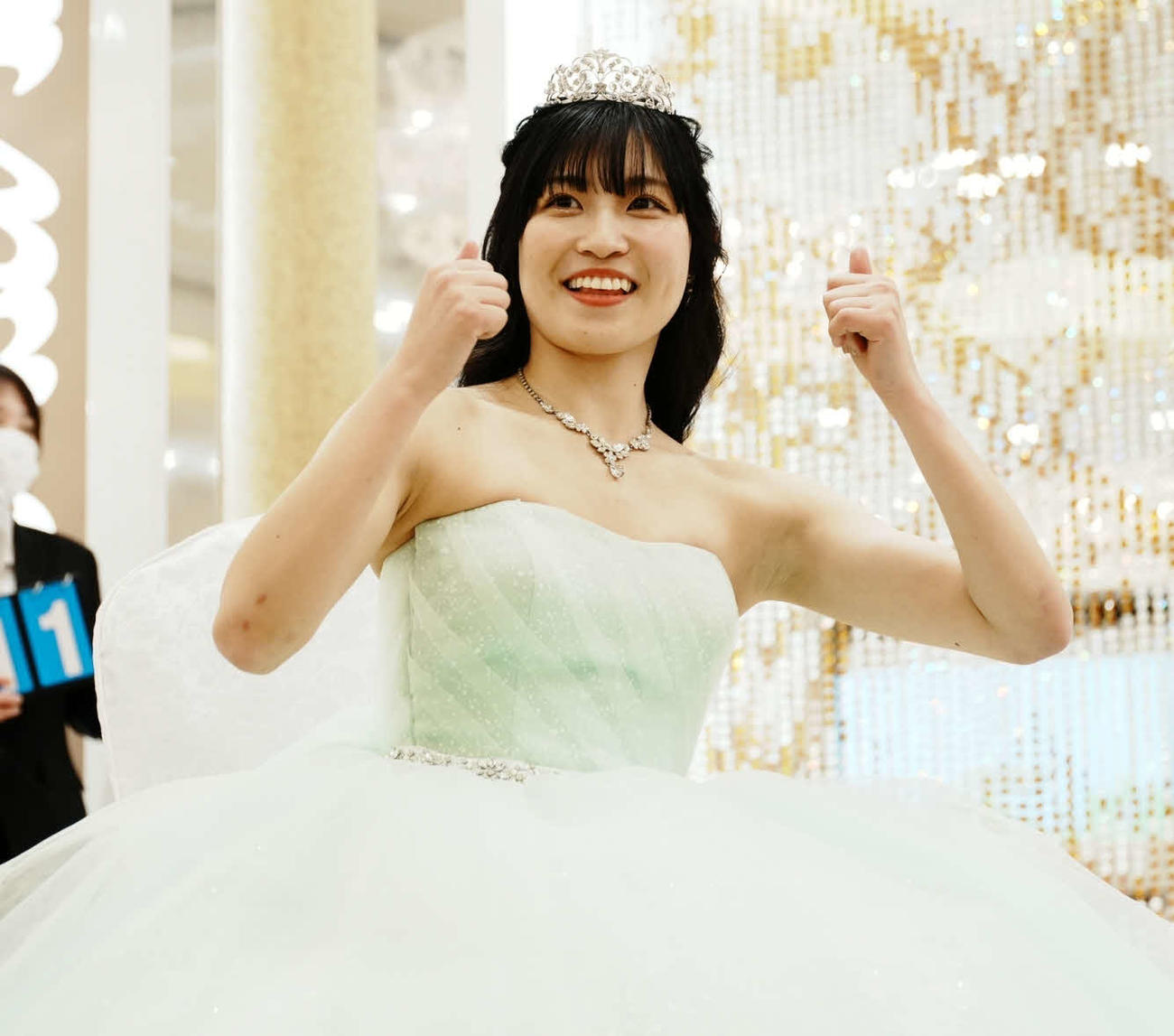 東京女子プロレス　ウエディングドレス姿で登場し、笑顔を見せる鈴木志乃（東京女子プロレス提供）