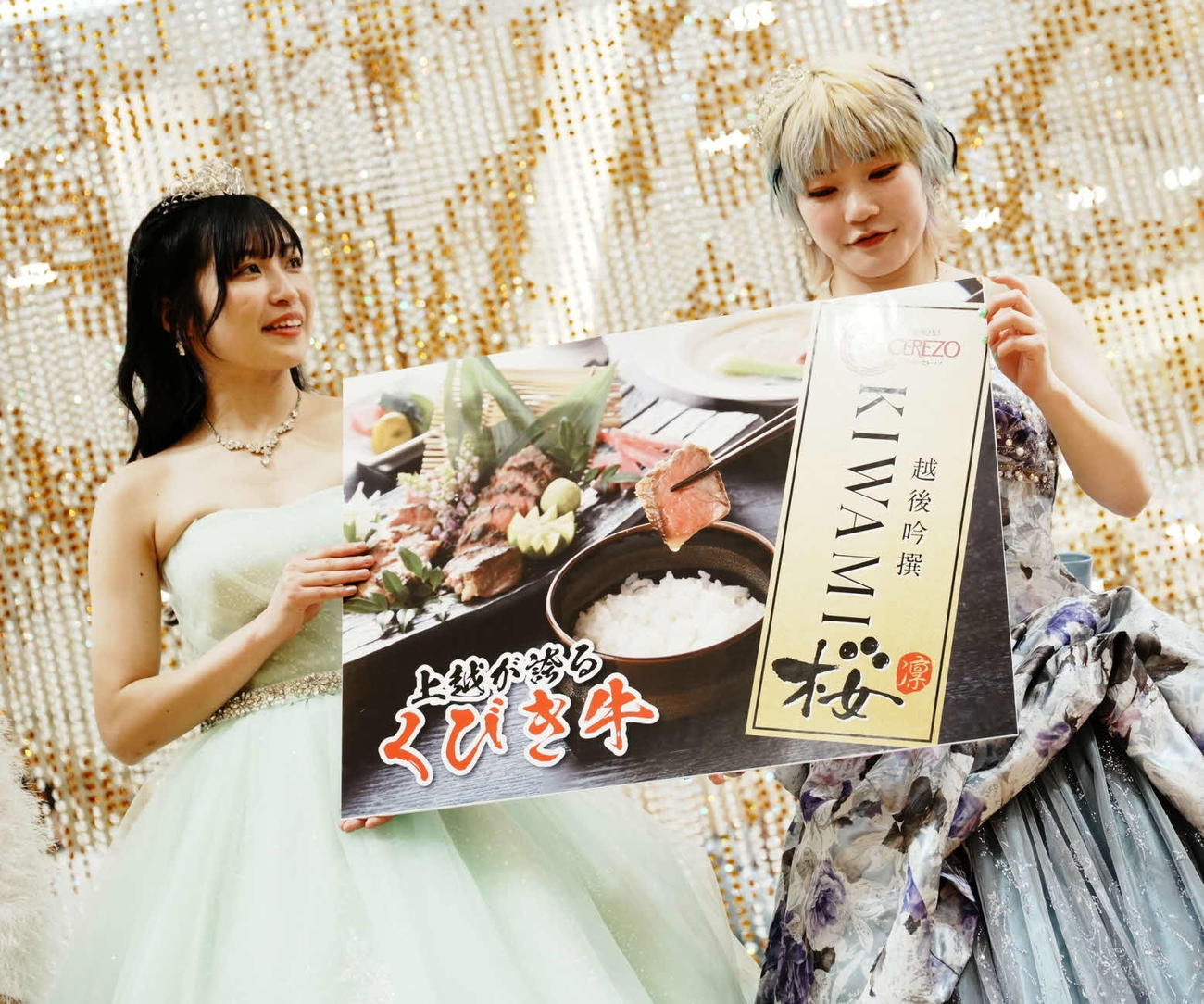東京女子プロレス　高級料理をゲットし、喜ぶ鈴木志乃（左）と遠藤有栖（東京女子プロレス提供）