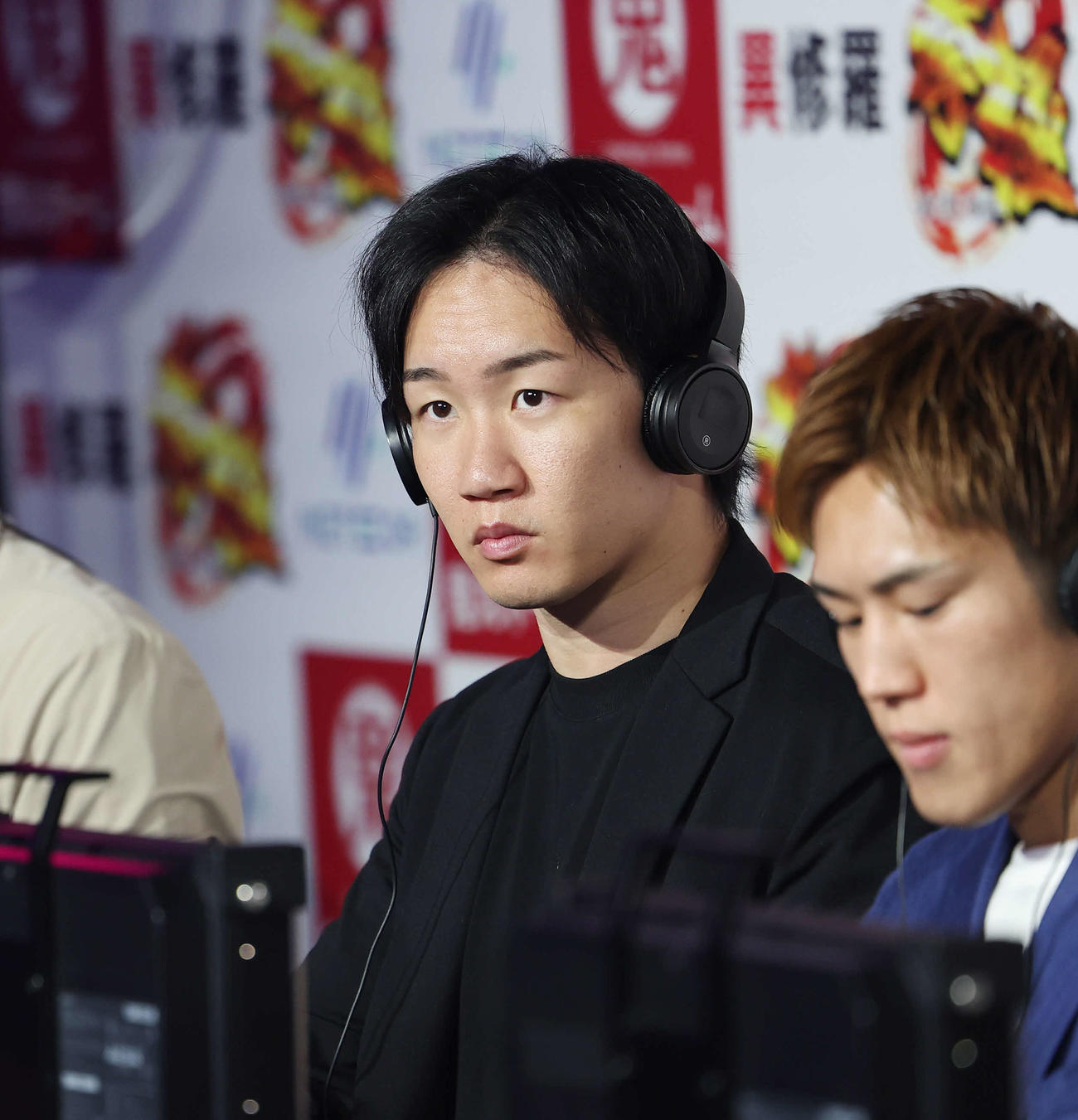 ブレイキングダウン11を見守る朝倉未来CEO（撮影・宮地輝）
