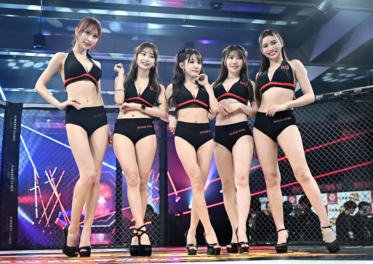 写真に納まるブレイキングガール。左からひかる、花咲レア、平瀬あいり、ゆでたまご、さゆり（撮影・滝沢徹郎）