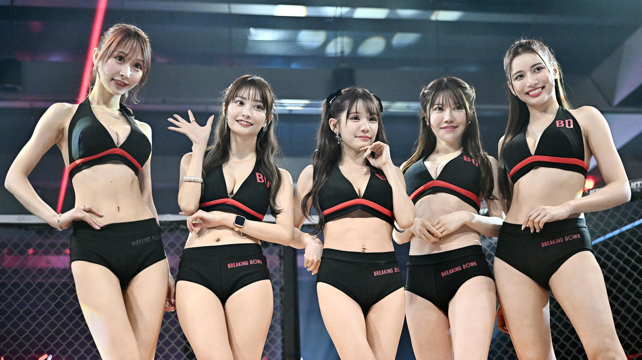 写真に納まるブレイキングガール。左からひかる、花咲レア、平瀬あいり、ゆでたまご、さゆり（撮影・滝沢徹郎）