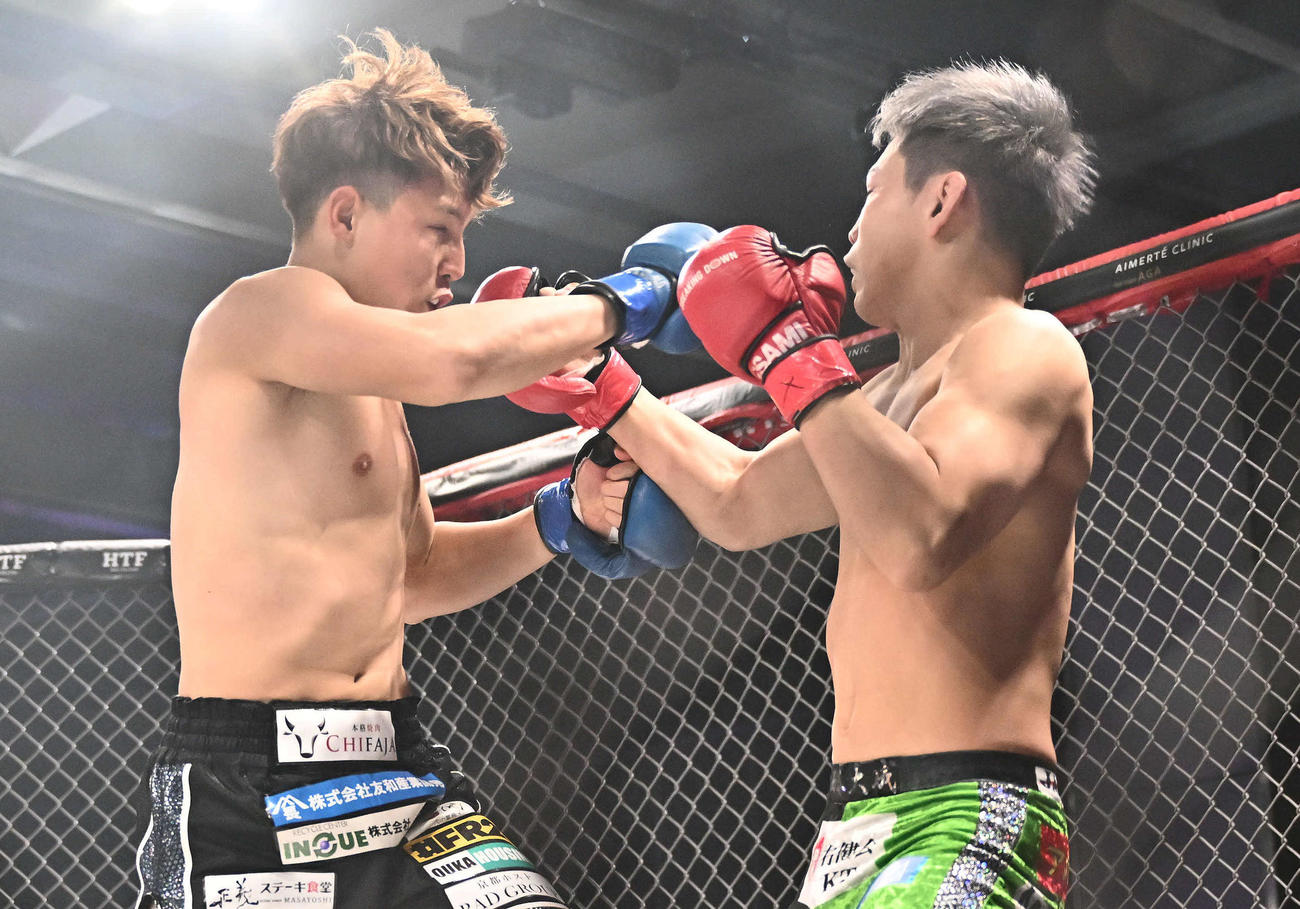 パンチを打ち合うYURA（左）と西谷大成（撮影・滝沢徹郎）