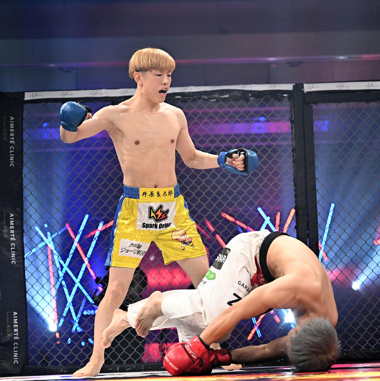 井原良太郎（左）はダンチメン・あつきにKO勝ちする（撮影・滝沢徹郎）