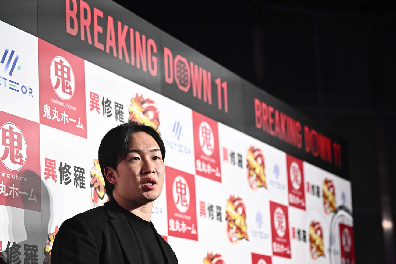取材に応じる朝倉未来CEO（撮影・滝沢徹郎）