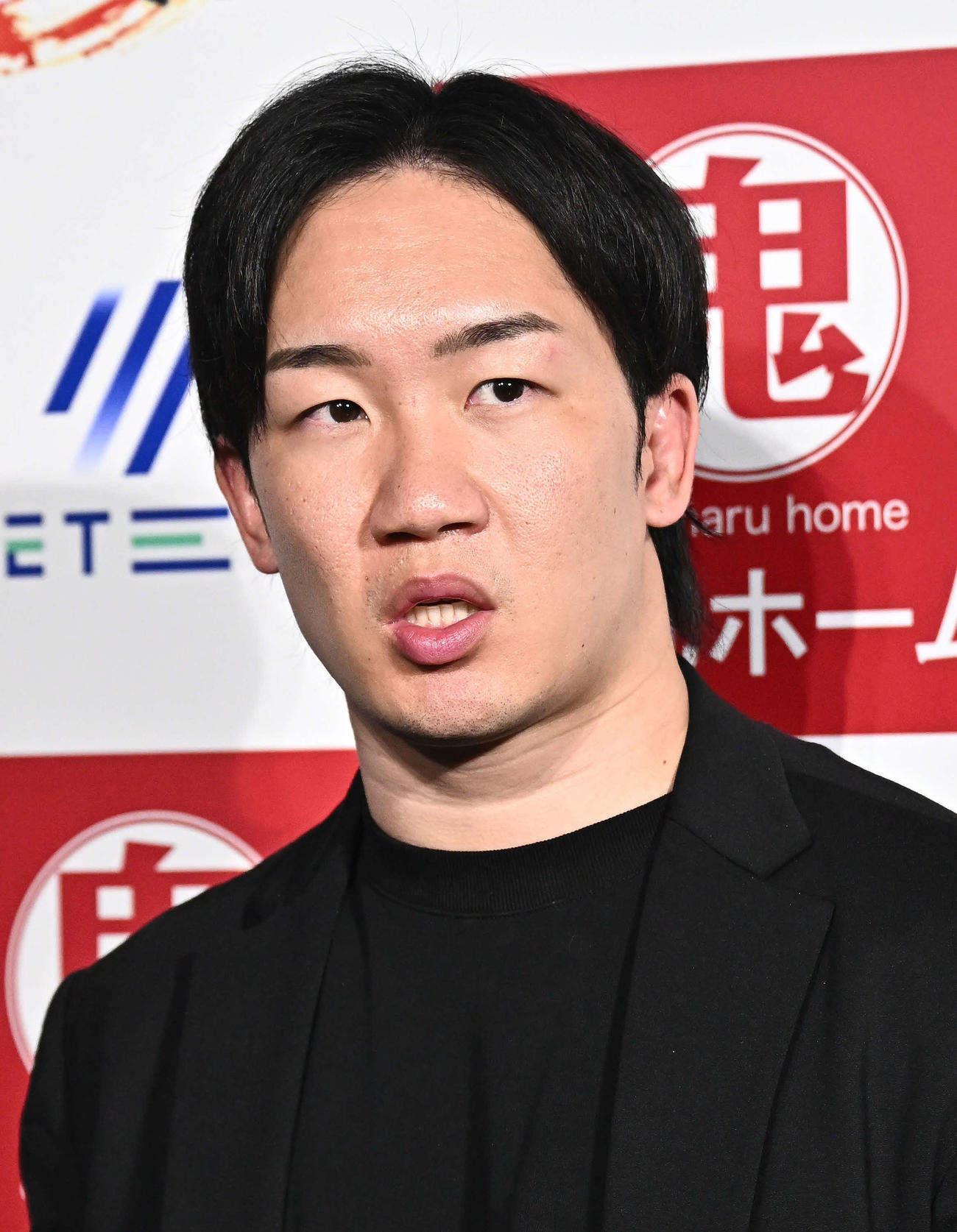 取材に応じる朝倉未来CEO（撮影・滝沢徹郎）