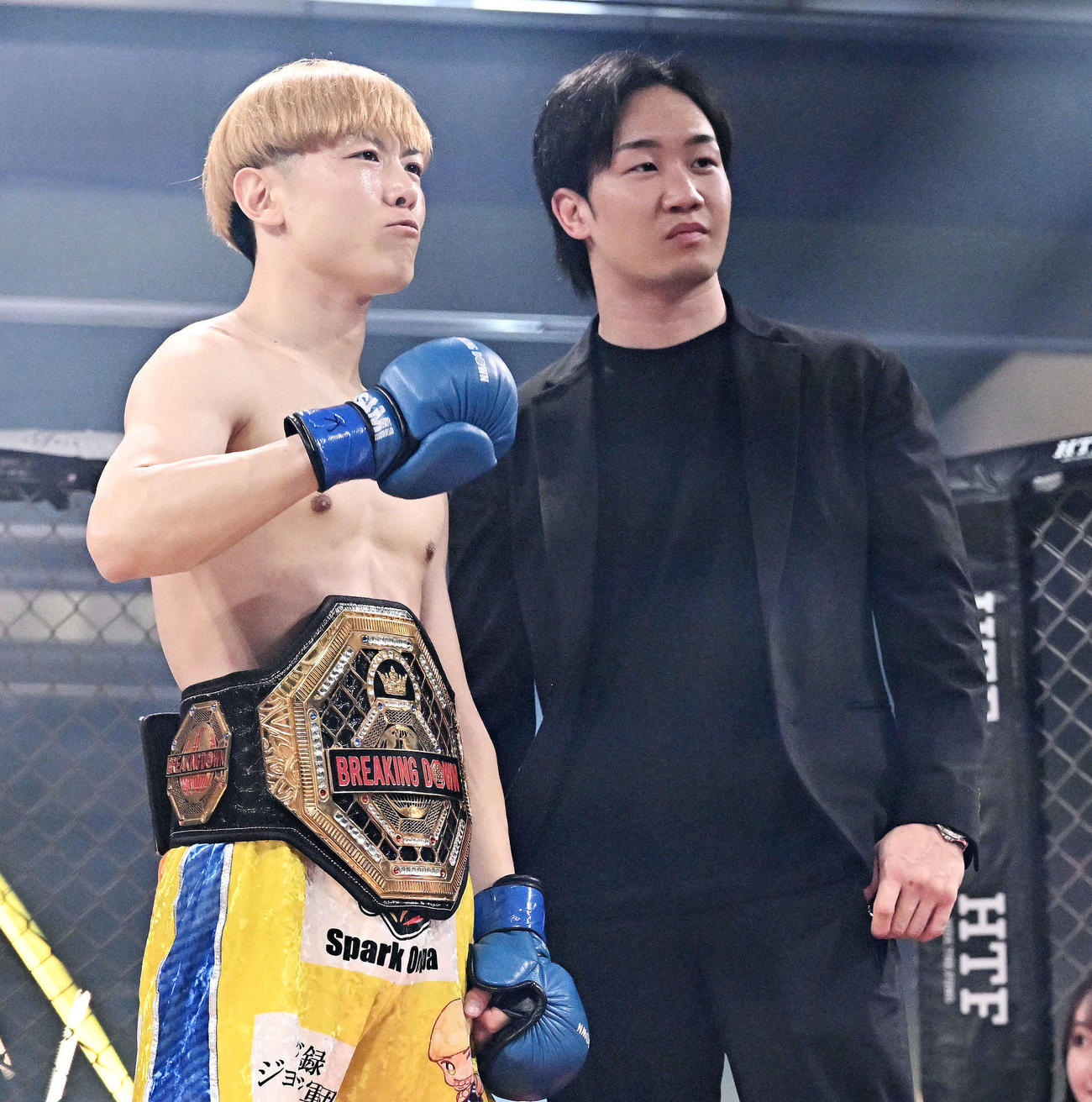 初代バンタム級チャンピオンとなった井原良太郎（左）は朝倉未来CEOと記念撮影する（撮影・滝沢徹郎）