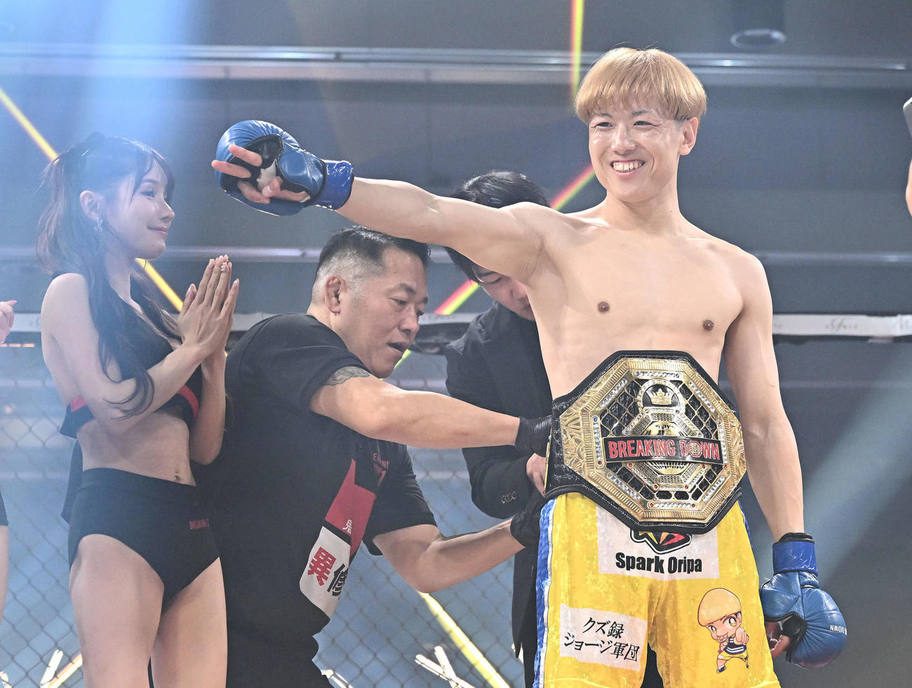 初代バンタム級チャンピオンとなった井原良太郎（手前）は朝倉未来CEO（後方右）からベルトを巻かれる（撮影・滝沢徹郎）