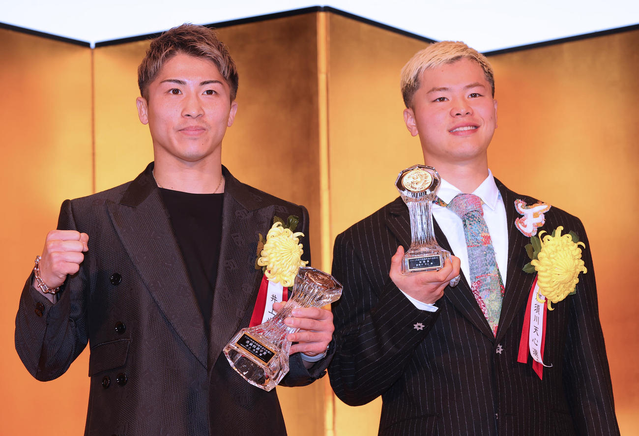 最優秀選手賞を受賞した井上尚弥（左）と新鋭賞の那須川天心（撮影・野上伸悟）