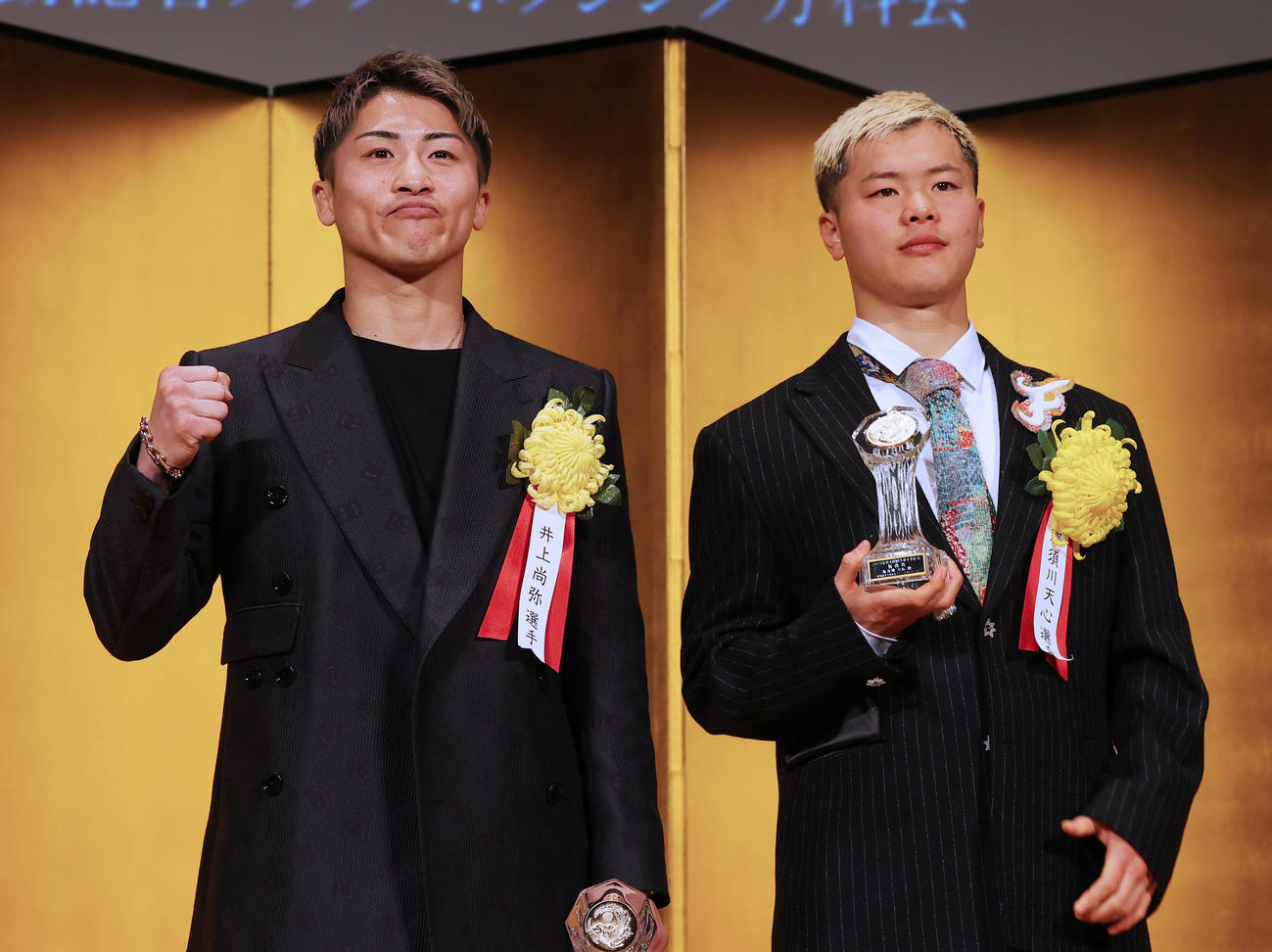 最優秀選手賞を受賞した井上尚弥（左）と新鋭賞の那須川天心（撮影・野上伸悟）