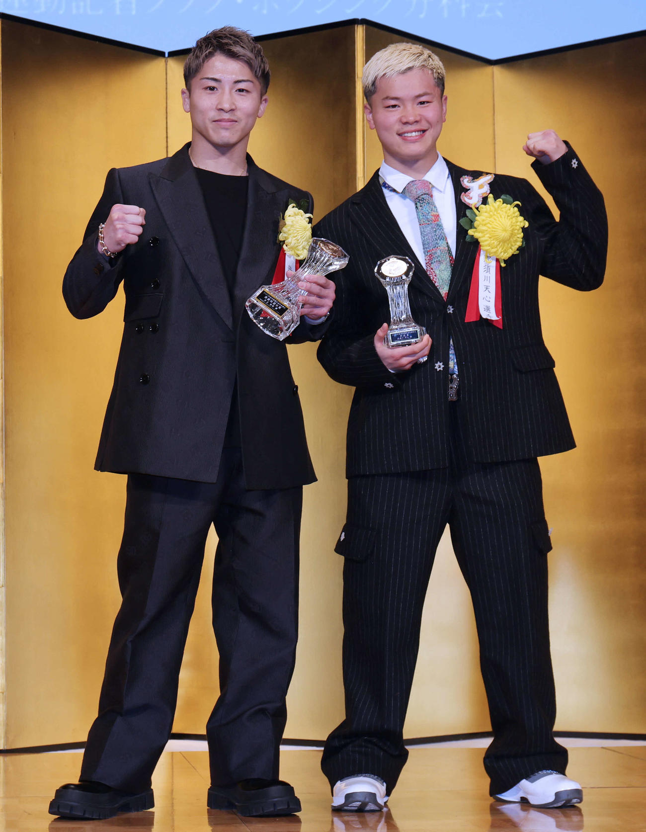 最優秀選手賞を受賞した井上尚弥（左）と新鋭賞の那須川天心（撮影・野上伸悟）