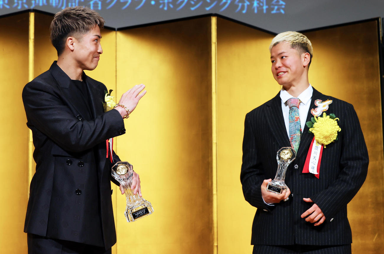 あいさつを交わす最優秀選手賞を受賞した井上尚弥（左）と新鋭賞の那須川天心（撮影・野上伸悟）