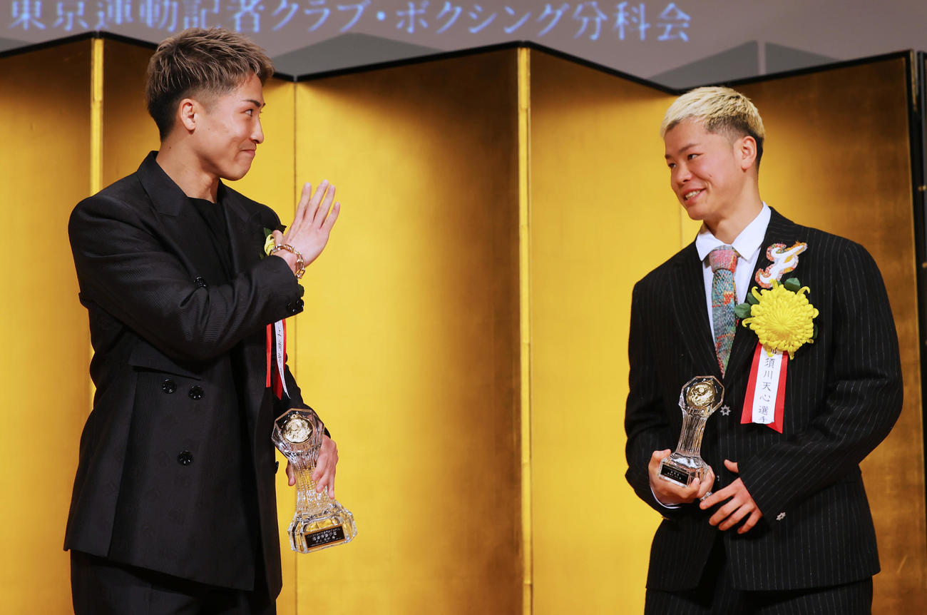 あいさつを交わす最優秀選手賞を受賞した井上尚弥（左）と新鋭賞の那須川天心（撮影・野上伸悟）