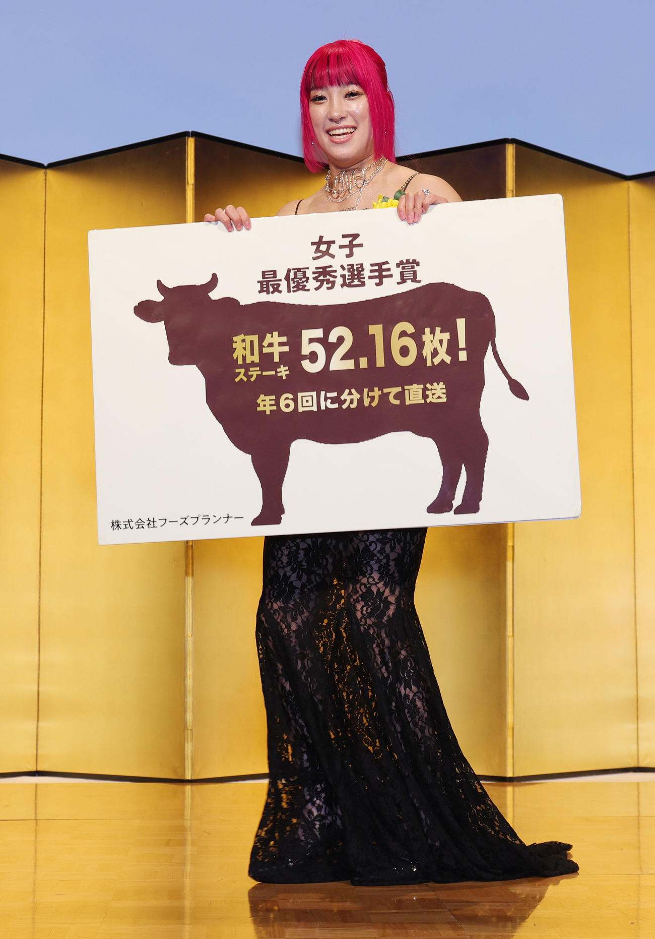 女子最優秀選手賞の晝田瑞希は、和牛ステーキ52．16枚分を贈呈され笑顔（撮影・野上伸悟）