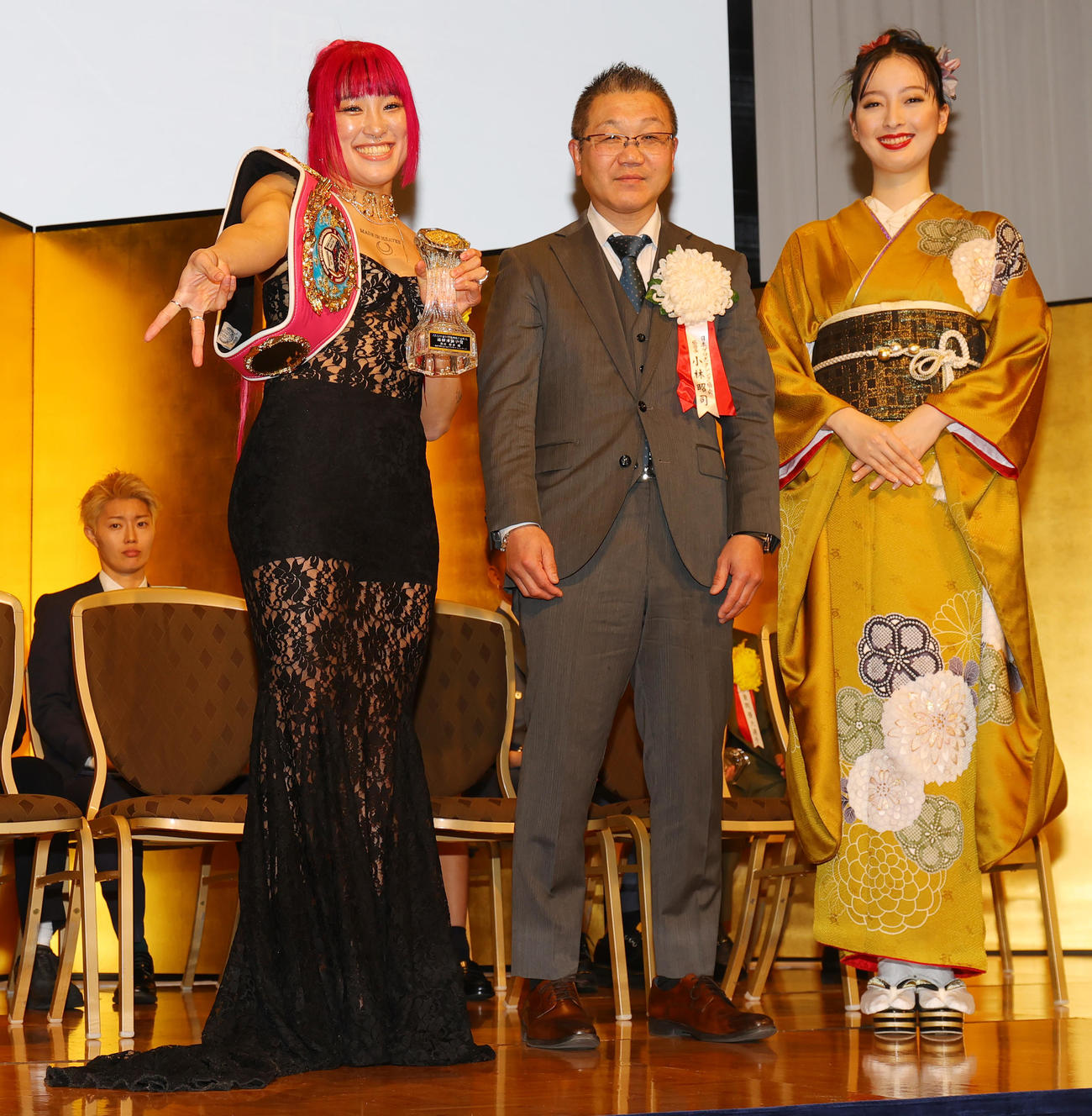 女子最優秀選手賞の晝田瑞希（左）は、日本プロボクシング協会小林昭司会長、モデルの平井佑奈から祝福される（撮影・野上伸悟）