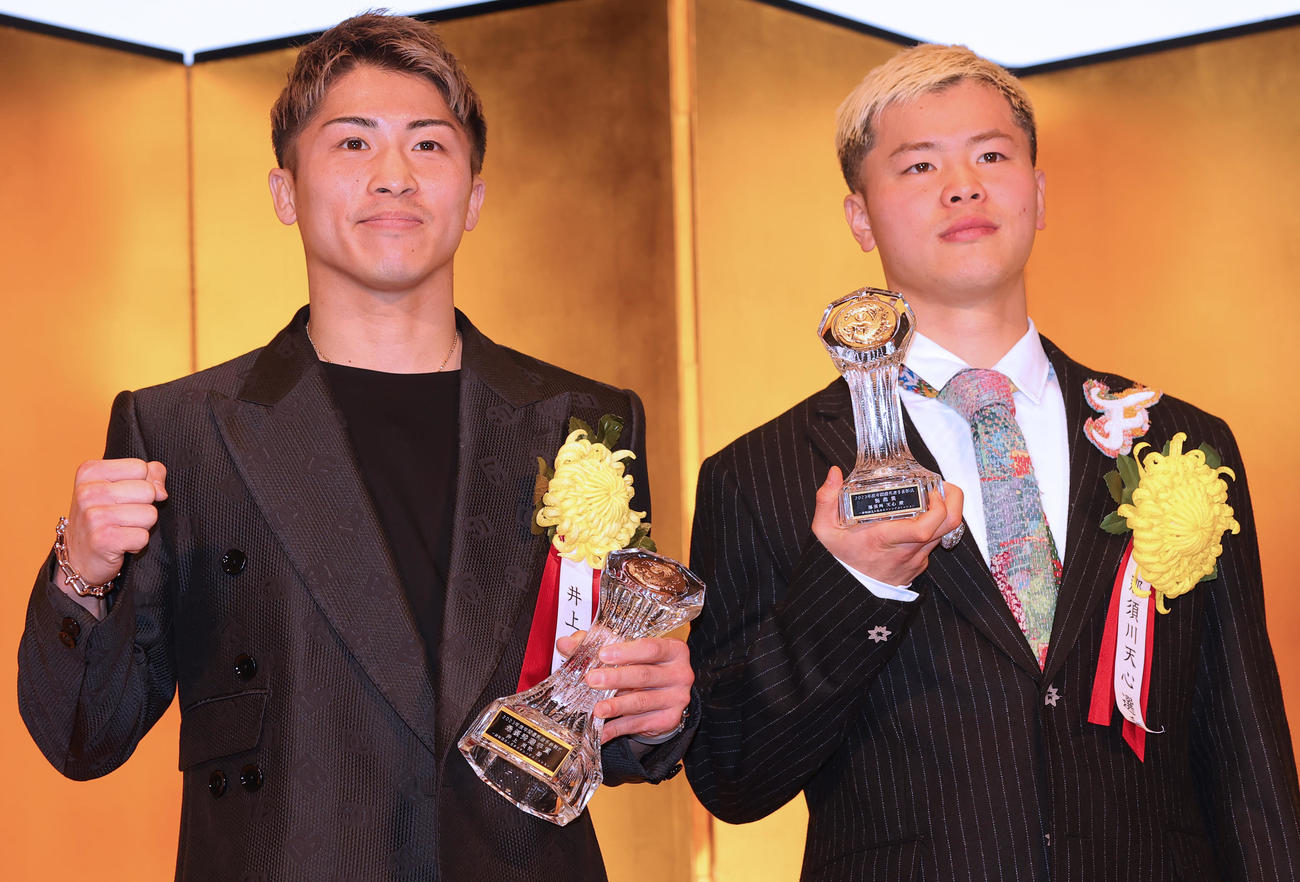 最優秀選手賞を受賞した井上尚弥（左）と新鋭賞の那須川天心（撮影・野上伸悟）