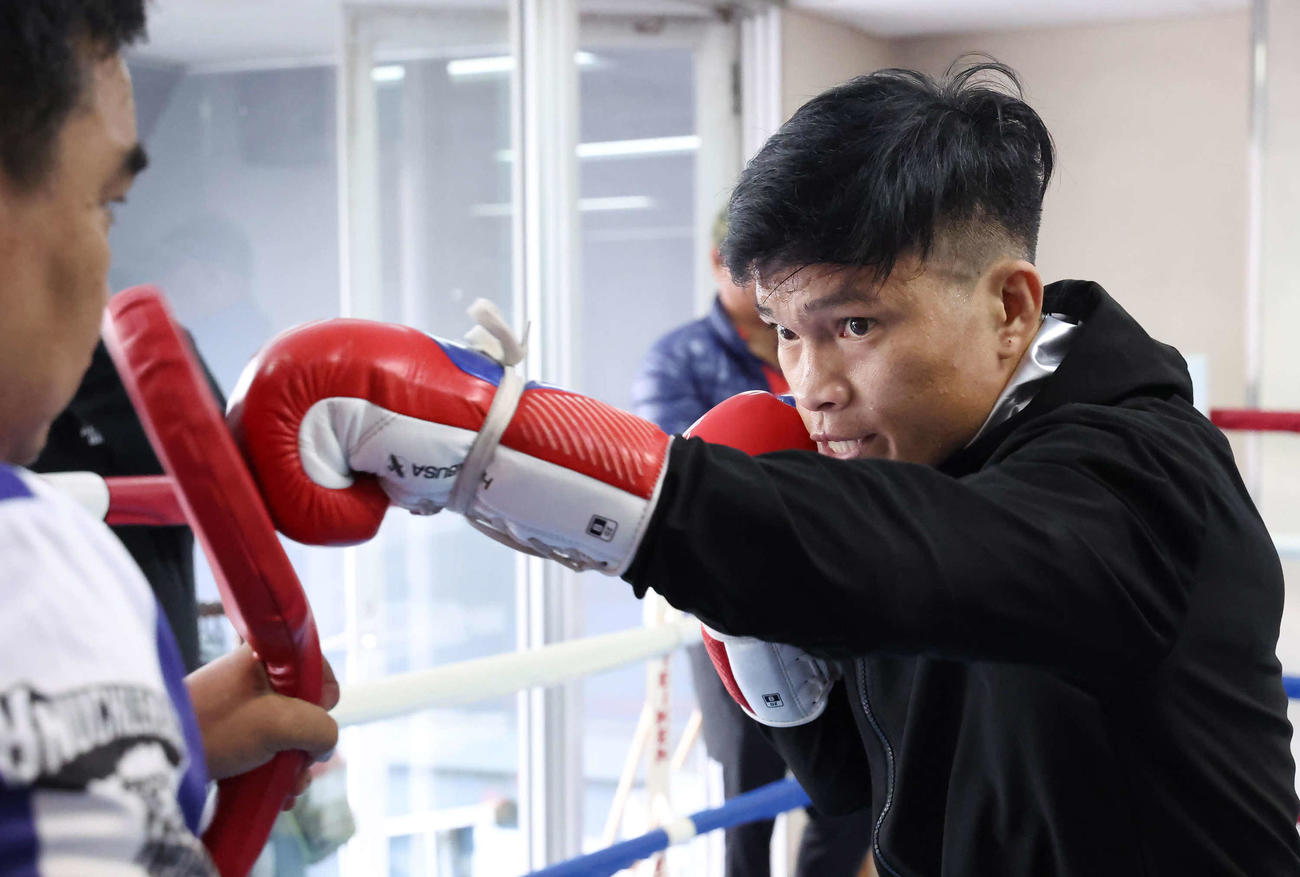 トレーナー相手にミット打ちを披露する挑戦者ジェルウィン・アンカハス（撮影・丹羽敏通）