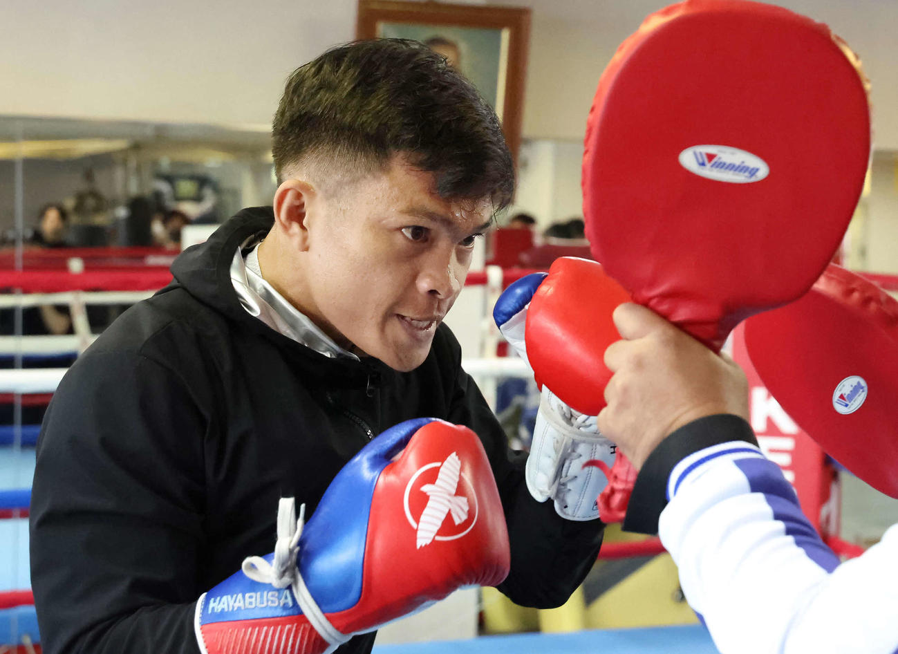 トレーナー相手にミット打ちを披露する挑戦者ジェルウィン・アンカハス（撮影・丹羽敏通）