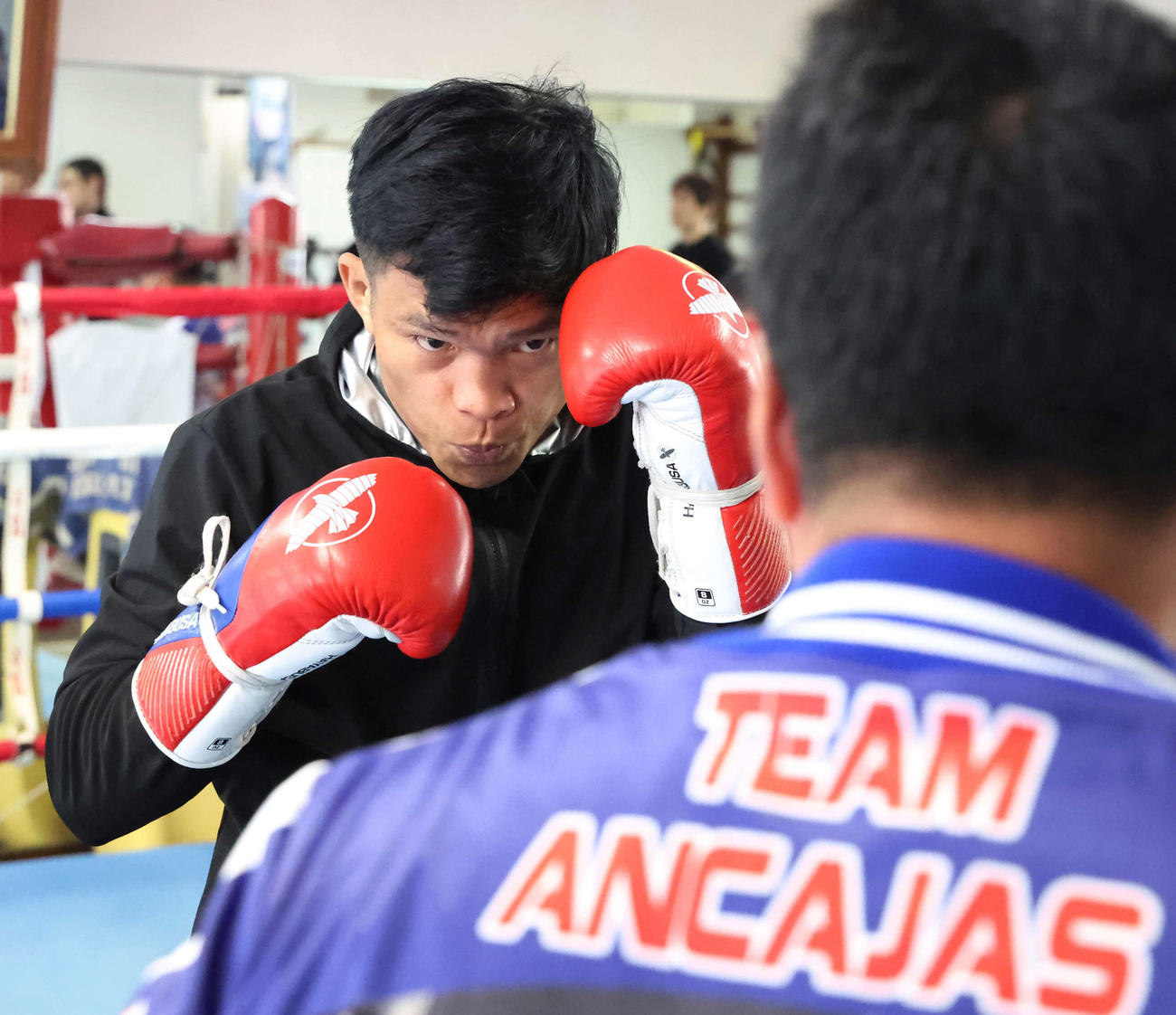 トレーナー相手にミット打ちを披露する挑戦者ジェルウィン・アンカハス（撮影・丹羽敏通）