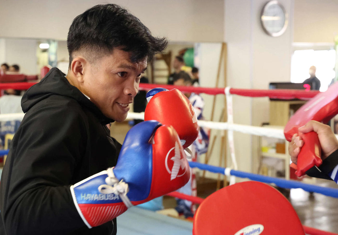トレーナー相手にミット打ちを披露する挑戦者ジェルウィン・アンカハス（撮影・丹羽敏通）