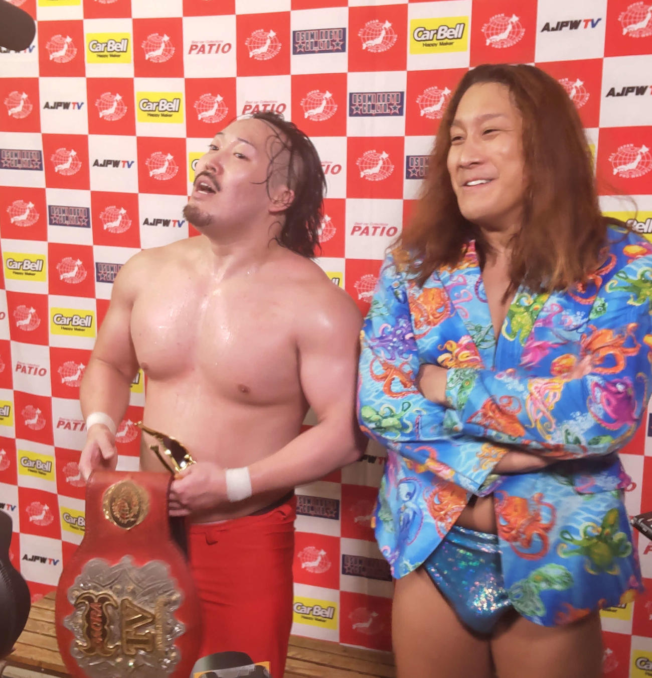バックステージでは初防衛を果たした立花誠吾（左）と黒潮TOKYOジャパンがいつものようにばかばかしい口げんかを繰り広げた