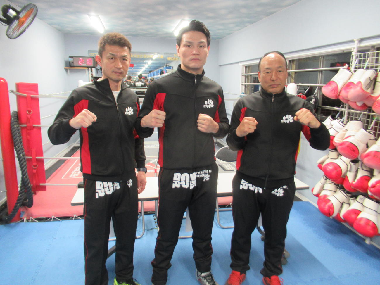 タイトル戦へ意気込む46歳の野中（中央）、右は中村会長、左は桂トレーナー（撮影・実藤健一）