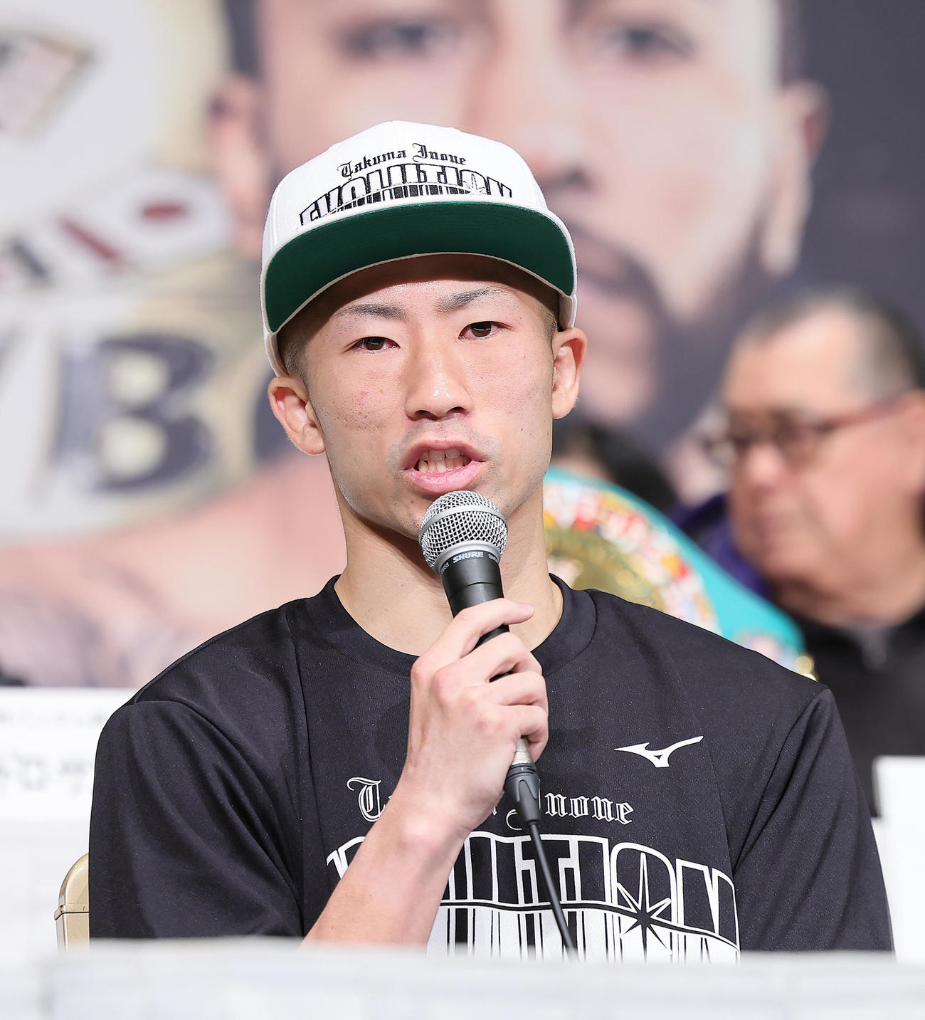 対戦を前に意気込みを語る井上拓（撮影・足立雅史）