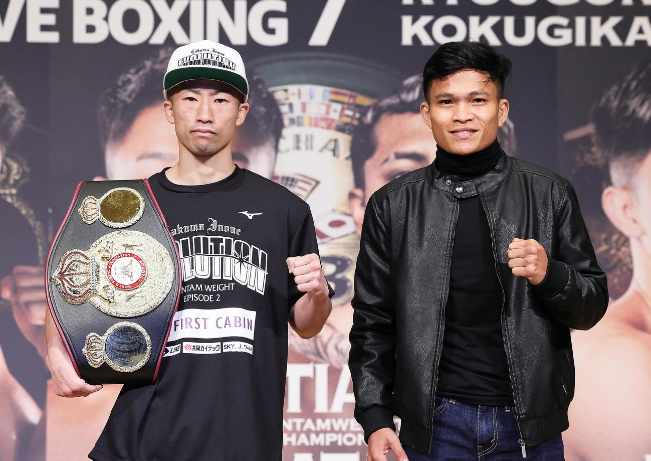 対戦を前に意気込みを語った井上拓（左）とアンカハス（撮影・足立雅史）