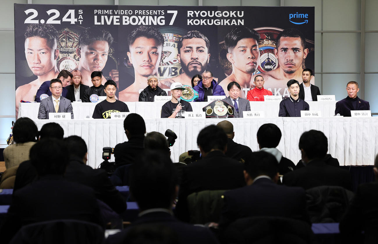 会見に臨む井上拓（前列中央左）ら出場選手、陣営ら（撮影・足立雅史）