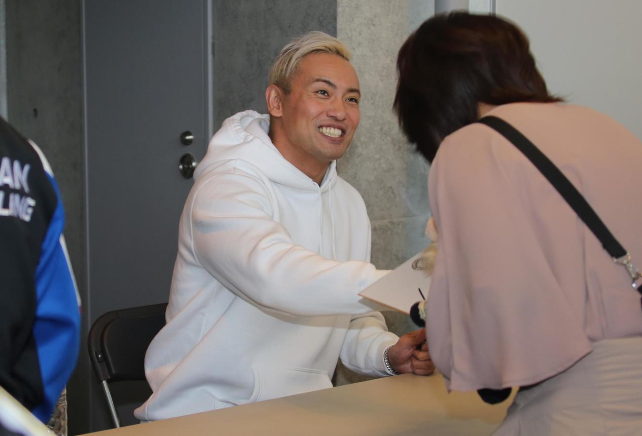 オカダは、サイン会でファンと笑顔で握手（撮影・中島洋尚）