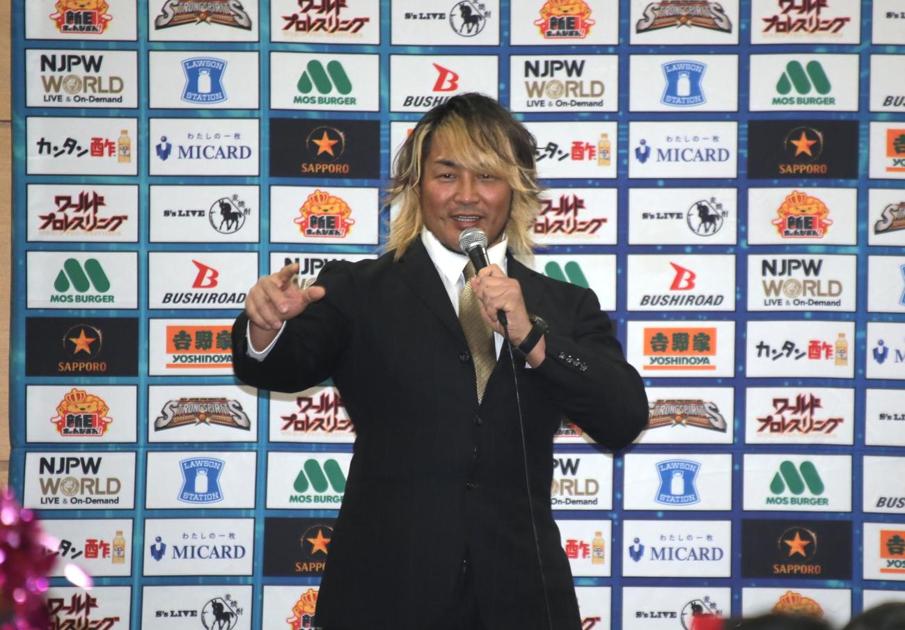 新日本プロレスの棚橋社長は、札幌のファンの前でポーズ（撮影・中島洋尚）