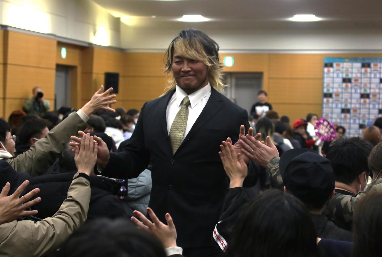 新日本プロレスの棚橋弘至社長は、札幌のファンと満足そうにハイタッチ（撮影・中島洋尚）
