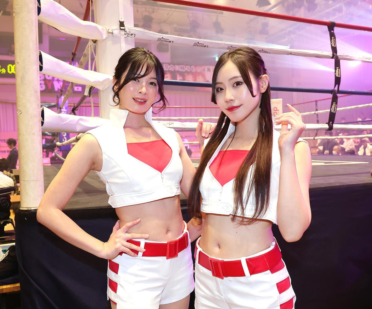 ラウンドガールを務めるはらことは（左）と有栖未桜（撮影・足立雅史）