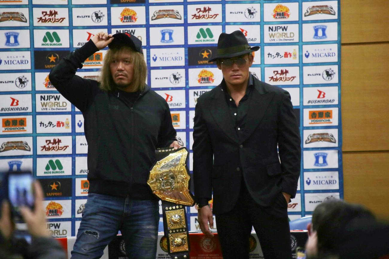 IWGP世界ヘビー級選手権を戦う内藤（左）とSANADAは写真撮影に臨む（撮影・中島洋尚）