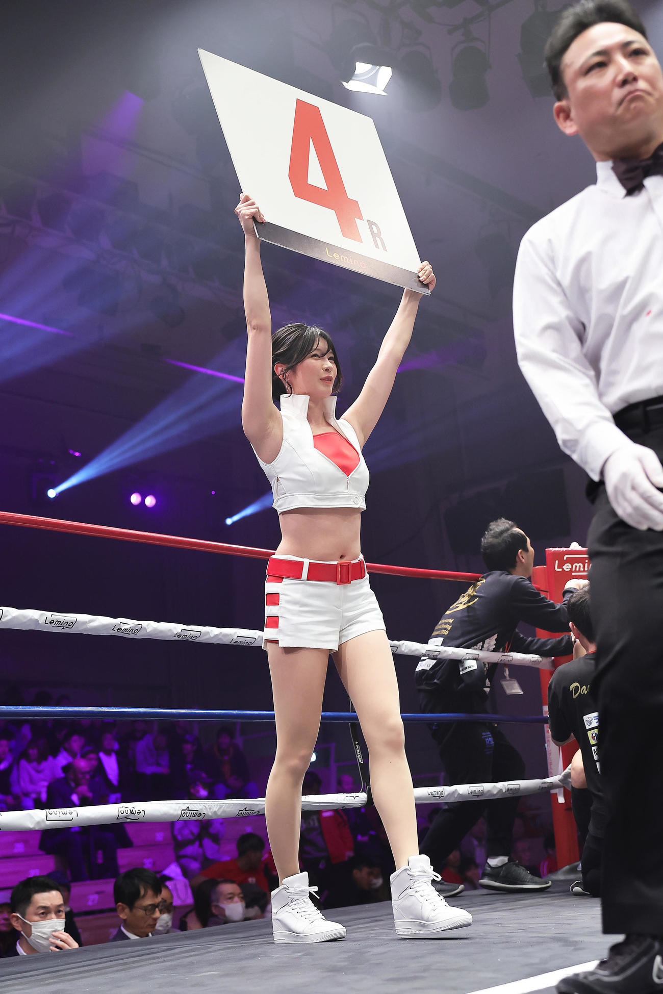 ラウンドガールを務めるはらことは（撮影・足立雅史）