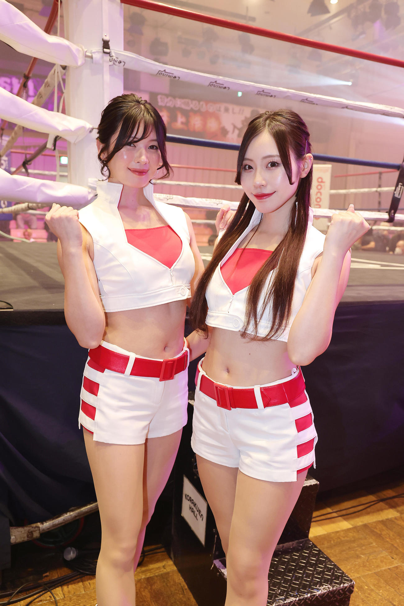 ラウンドガールを務めるはらことは（左）と有栖未桜（撮影・足立雅史）