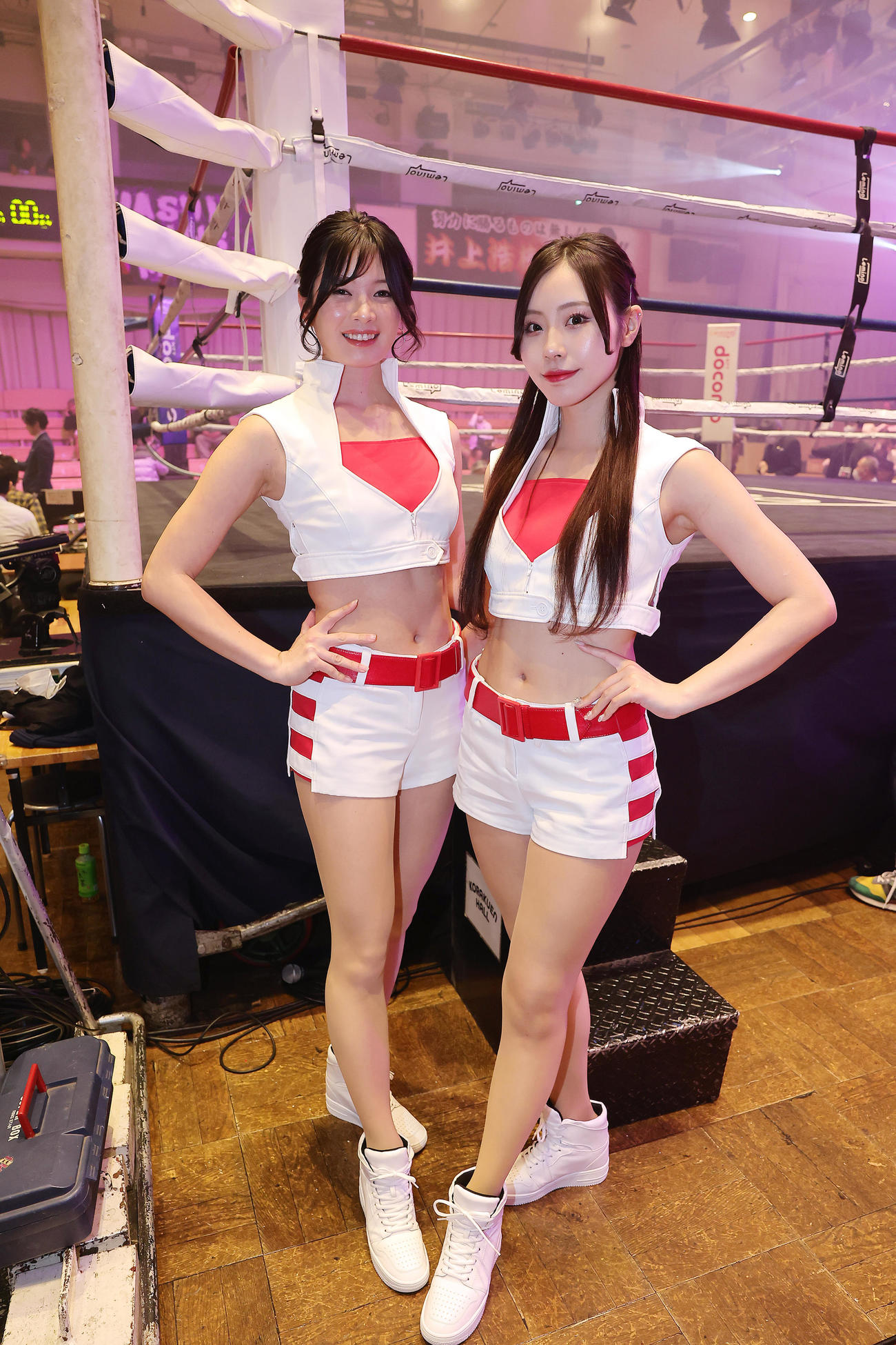 ラウンドガールを務めるはらことは（左）と有栖未桜（撮影・足立雅史）