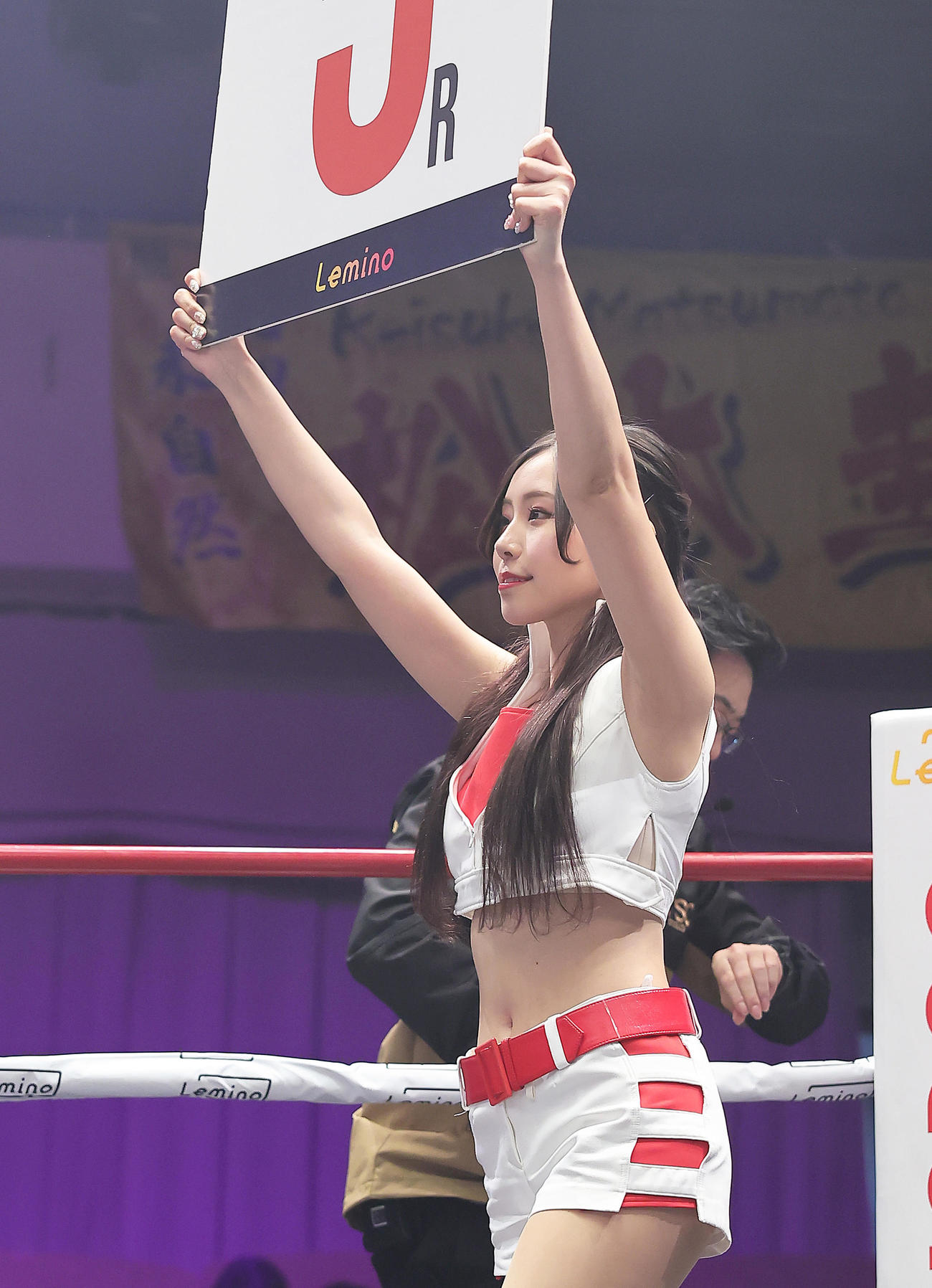 ラウンドガールを務める有栖未桜（撮影・足立雅史）