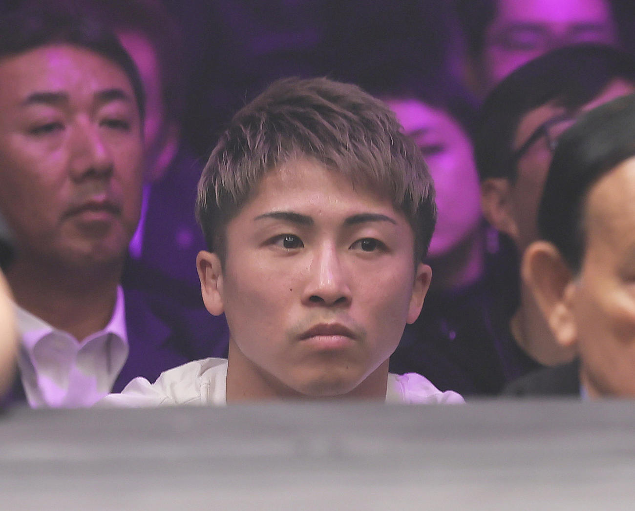 試合を観戦する井上尚（撮影・足立雅史）